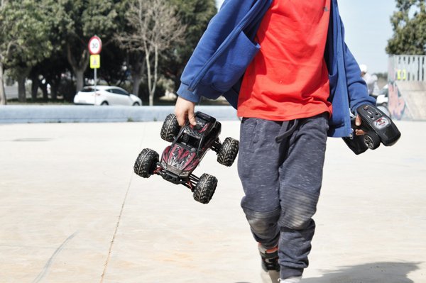 Pourquoi offrir une voiture télécommandée tout terrain à votre enfant ?